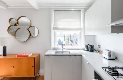 North Kensington Apartment | Stunning Notting Hill Home on Tree-Lined Street