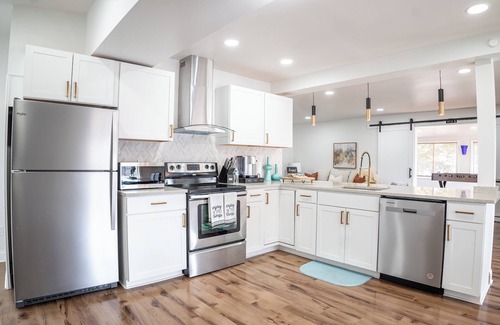 Seminary Hill House | Stunning Oasis - Attractions Nearby. Only 2 miles from Old Town