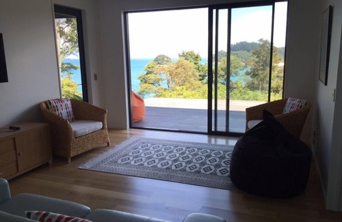 Ngaio Bay House | Stunning Ocean front beach house Split Apple Rock