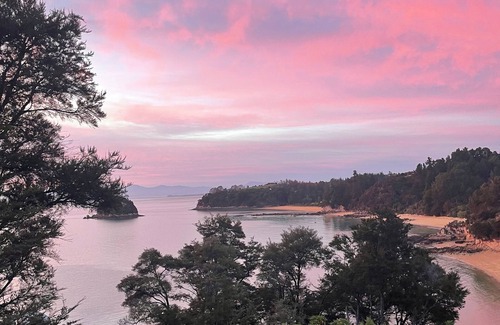 Ngaio Bay House | Stunning Ocean front beach house Split Apple Rock