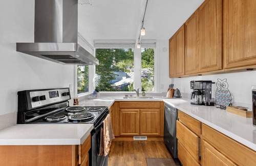 Richmond Beach House | Stunning Ocean View Home walking to Richmond Beach