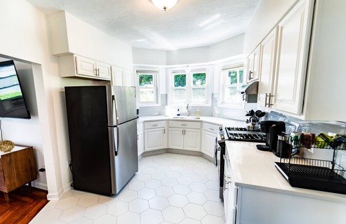 Fall River Condo | Stunning Ocean View Apt: 2 Bedroom Condo with 4 Queen Beds and Sleeps 8 Comfy!