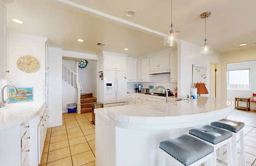 Mussel Shoals House | Stunning oceanfront view in every room, steps to beach, 15 mins to Santa Barbara