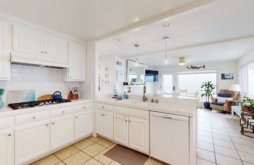 Mussel Shoals House | Stunning oceanfront view in every room, steps to beach, 15 mins to Santa Barbara