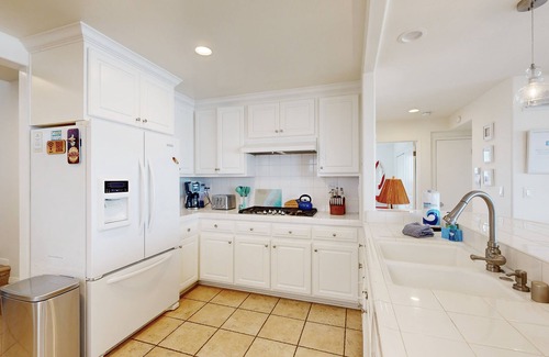 Mussel Shoals House | Stunning oceanfront view in every room, steps to beach, 15 mins to Santa Barbara