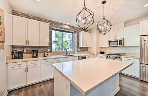 South Oceanside House | Stunning Oceanside Townhome - Walk to Beach!
