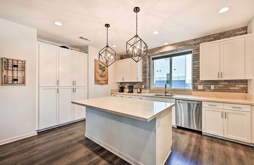 South Oceanside House | Stunning Oceanside Townhome - Walk to Beach!