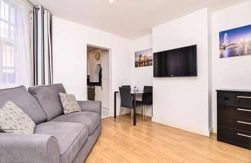 Cathedrals Apartment | Stunning one bedroom period property in fab location nr tube, shops & bars!