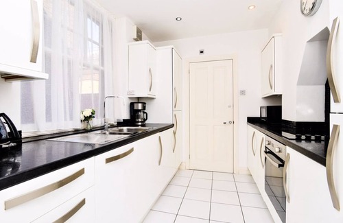 Cathedrals Apartment | Stunning one bedroom period property in fab location nr tube, shops & bars!