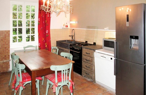 Saint-Sulpice-les-Feuilles House | Stunning private villa for 9 people with private pool, WIFI, hot tub, TV, patio and pets allowed