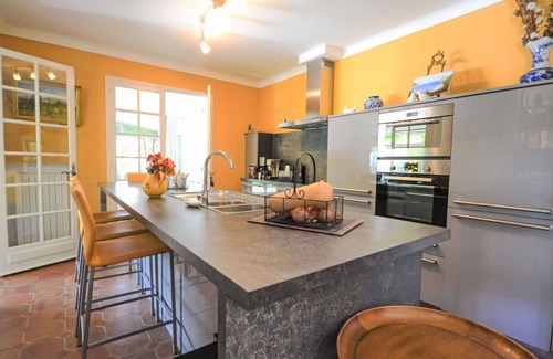 Morieres-les-Avignon Villa | Stunning private villa for 6 people with private pool, A/C, WIFI, TV and terrace