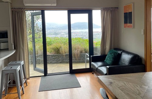 St. Clair House | Stunning Panoramic Views Surf to City - St Clair