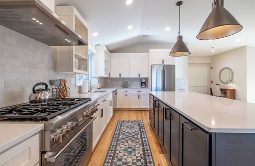 Andover Apartment | Stunning Penthouse 3Bed-3Bath PRIVATE ELEVATOR, Just steps to PA, Dining & Shops