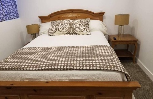 Layton House | Stunning PetFriendly 2bd/1bath Retreat & Waffles!