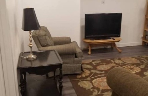 Layton House | Stunning PetFriendly 2bd/1bath Retreat & Waffles!