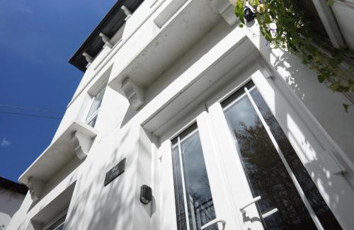 Netley Apartment | Stunning pied-a-terre moments from the water.