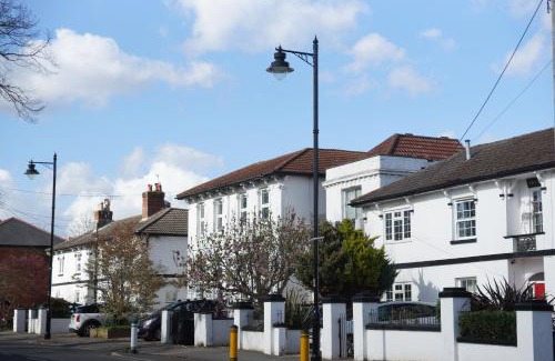 Netley Apartment | Stunning pied-a-terre moments from the water.