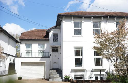 Netley Apartment | Stunning pied-a-terre moments from the water.