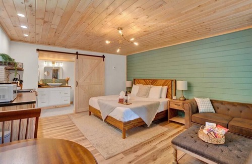 Canadensis House | Stunning Pocono Modern | Firpits | Pets OK
