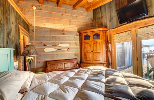 Town of Varick House | Stunning Post & Beam - On Water's-Edge - 145 ft Lake Front - Spectacular Sunsets