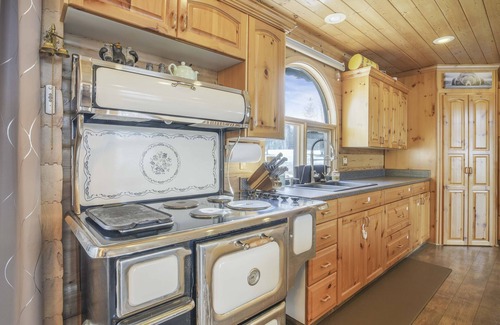 Central Alberta Cabin | Stunning Private Lakefront Lodge - Sleeps 16 - Check iGuide