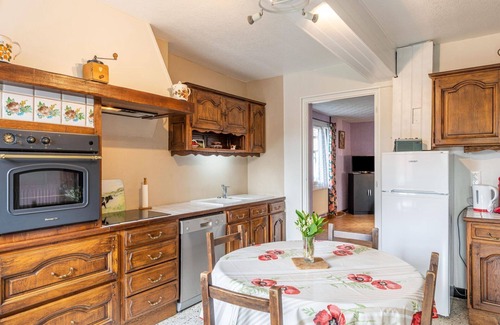 Mesnieres-en-Bray House | Stunning private villa for 4 guests with WIFI, TV, terrace, pets allowed and parking