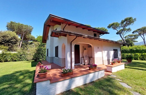 Ronchi Villa | Stunning private villa for 8 guests with A/C, WIFI, TV and pets allowed, close to Forte Dei Marmi