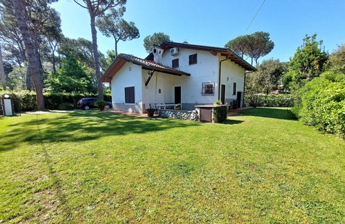 Ronchi Villa | Stunning private villa for 8 guests with A/C, WIFI, TV and pets allowed, close to Forte Dei Marmi