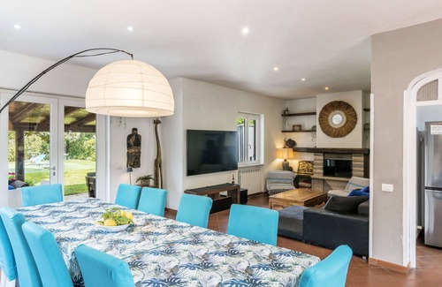 Colonia Elena Villa | Stunning private villa for 11 people with WIFI, TV, patio, pets allowed and parking
