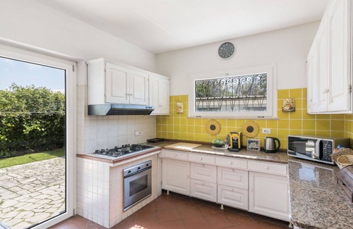 Colonia Elena Villa | Stunning private villa for 11 people with WIFI, TV, patio, pets allowed and parking