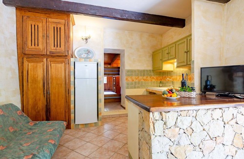 Regusse House | Stunning private villa for 6 guests with private pool, TV, patio, pets allowed and parking