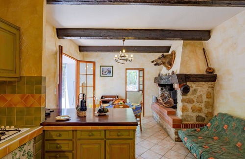 Regusse House | Stunning private villa for 6 guests with private pool, TV, patio, pets allowed and parking