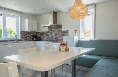Oost-Graftdijk House | Stunning private villa for 10 people with WIFI, pool, TV, terrace and parking