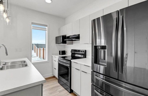 Grande Prairie House | Stunning Private Suite | Free Wifi | Full Kitchen