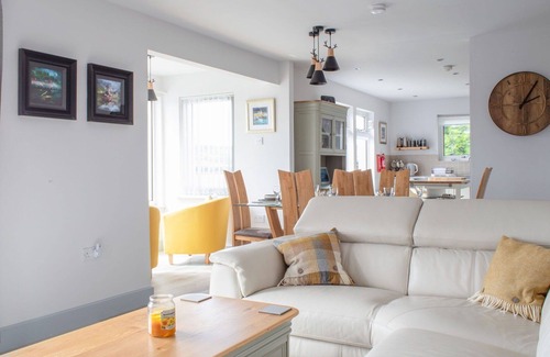 Dunvegan House | Stunning private villa for 6 guests with WIFI, TV, patio and parking
