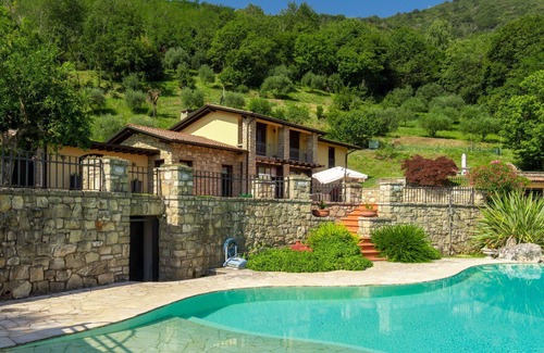 Colombaro Villa | Stunning private villa for 14 people with WIFI, private pool, hot tub, TV, patio and parking