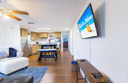 Vamo House | Stunning Private Pool Home | Lanai | Dog Friendly | 10 min to Siesta Key | Perfect Outdoor Living!