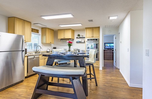 Vamo House | Stunning Private Pool Home | Lanai | Dog Friendly | 10 min to Siesta Key | Perfect Outdoor Living!