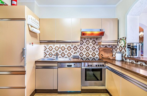 Maria Woerth House | Stunning private villa for 9 guests with WIFI, TV, terrace, pets allowed and parking