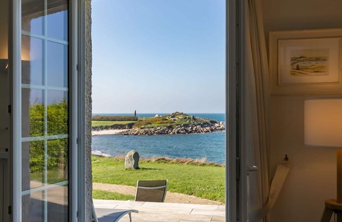 Berven House | Stunning private villa for 4 people with WIFI, TV, terrace, pets allowed and parking