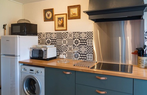Chiddes House | Stunning private villa for 4 guests with WIFI, TV, terrace, pets allowed and parking