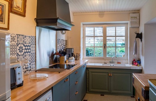 Chiddes House | Stunning private villa for 4 guests with WIFI, TV, terrace, pets allowed and parking