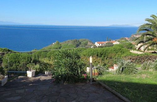 Patresi House | Stunning private villa for 4 people with A/C, TV and terrace