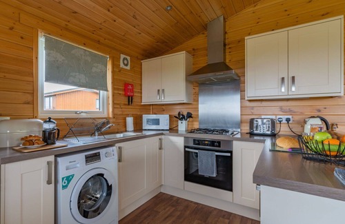 Kinross House | Stunning private villa for 6 guests with WIFI, TV, balcony, pets allowed and parking
