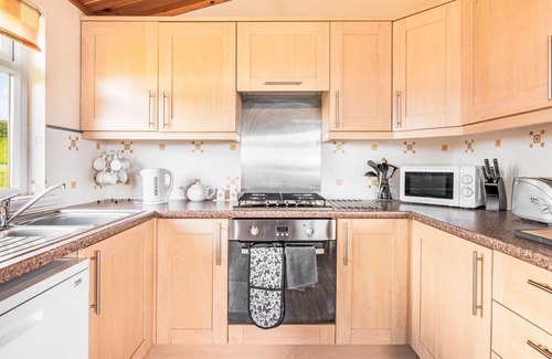 Kinross House | Stunning private villa for 4 people with WIFI, TV, balcony, pets allowed and parking