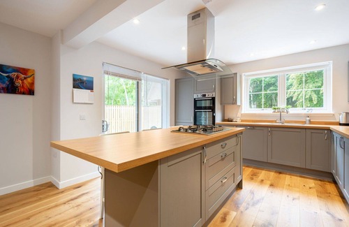 Drumnadrochit House | Stunning private villa for 8 people with WIFI, TV, patio, pets allowed and parking