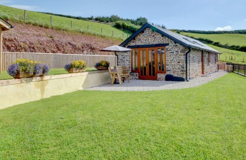 Worlington House | Stunning private villa for 2 guests with WIFI, hot tub, TV, panoramic view and parking