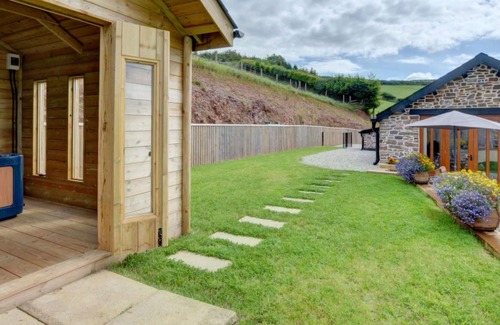 Worlington House | Stunning private villa for 2 guests with WIFI, hot tub, TV, panoramic view and parking