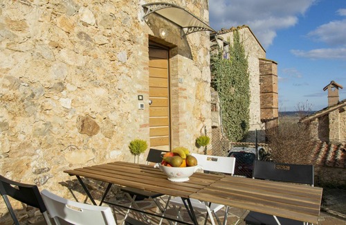 Sovicille House | Stunning private villa for 6 guests with WIFI, TV, terrace, pets allowed, panoramic view and par.