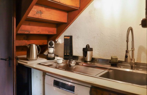 Caux House | Stunning private villa with WIFI, TV, terrace, pets allowed, panoramic view and parking